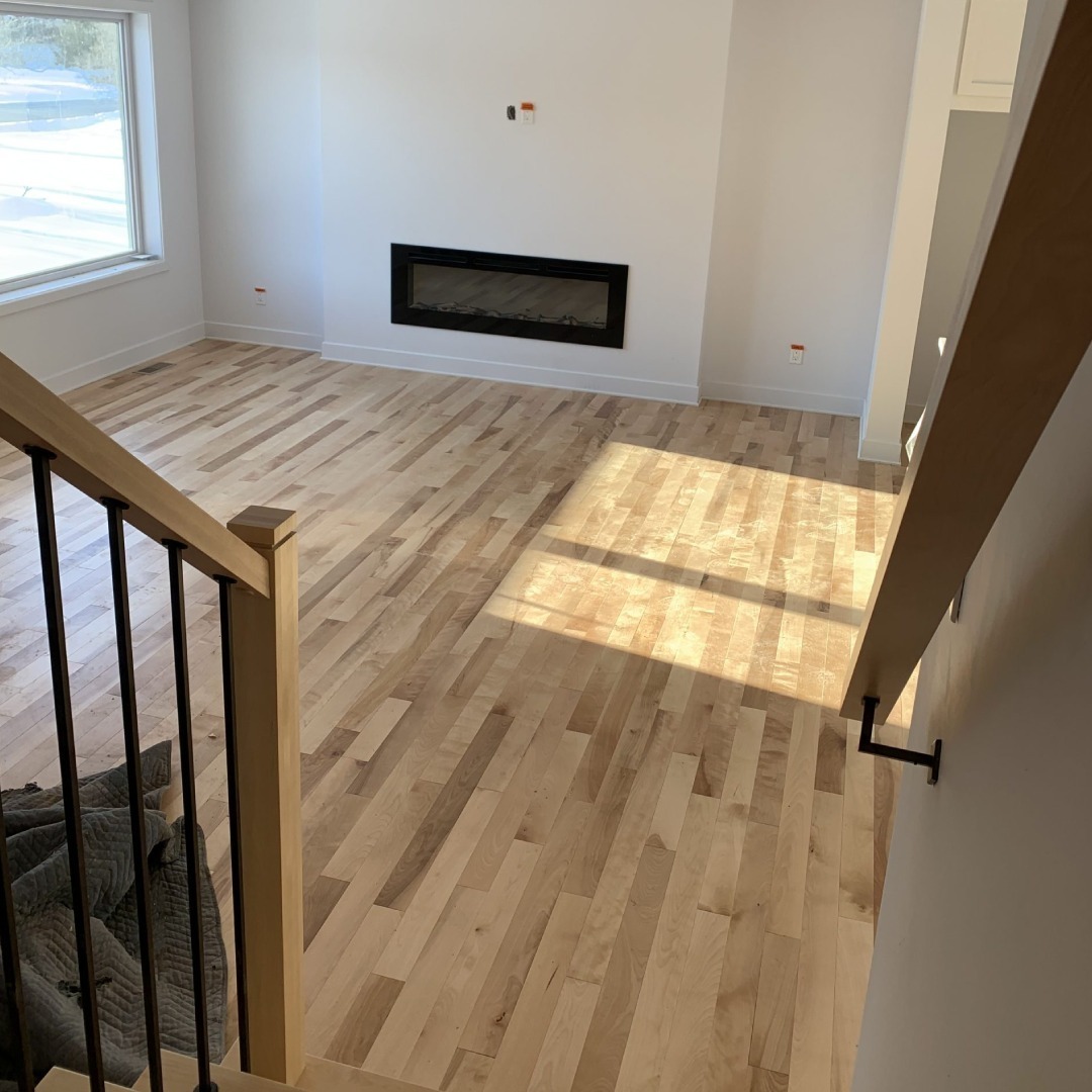 pose de plancher flottant dans un salon